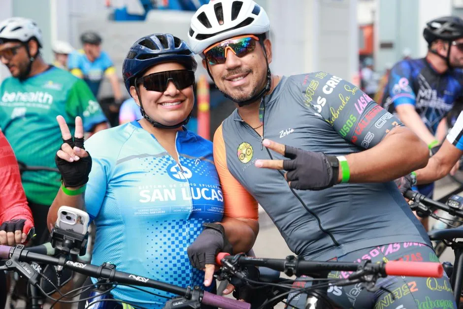 Groupe de cyclistes souriants