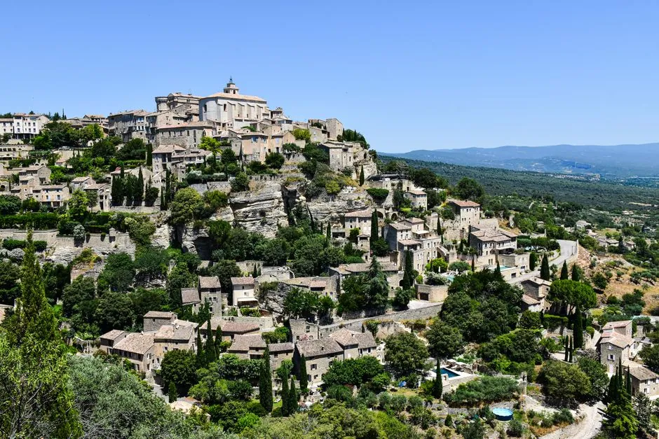 Vue sur le village perché de Gordes, dans le Luberon