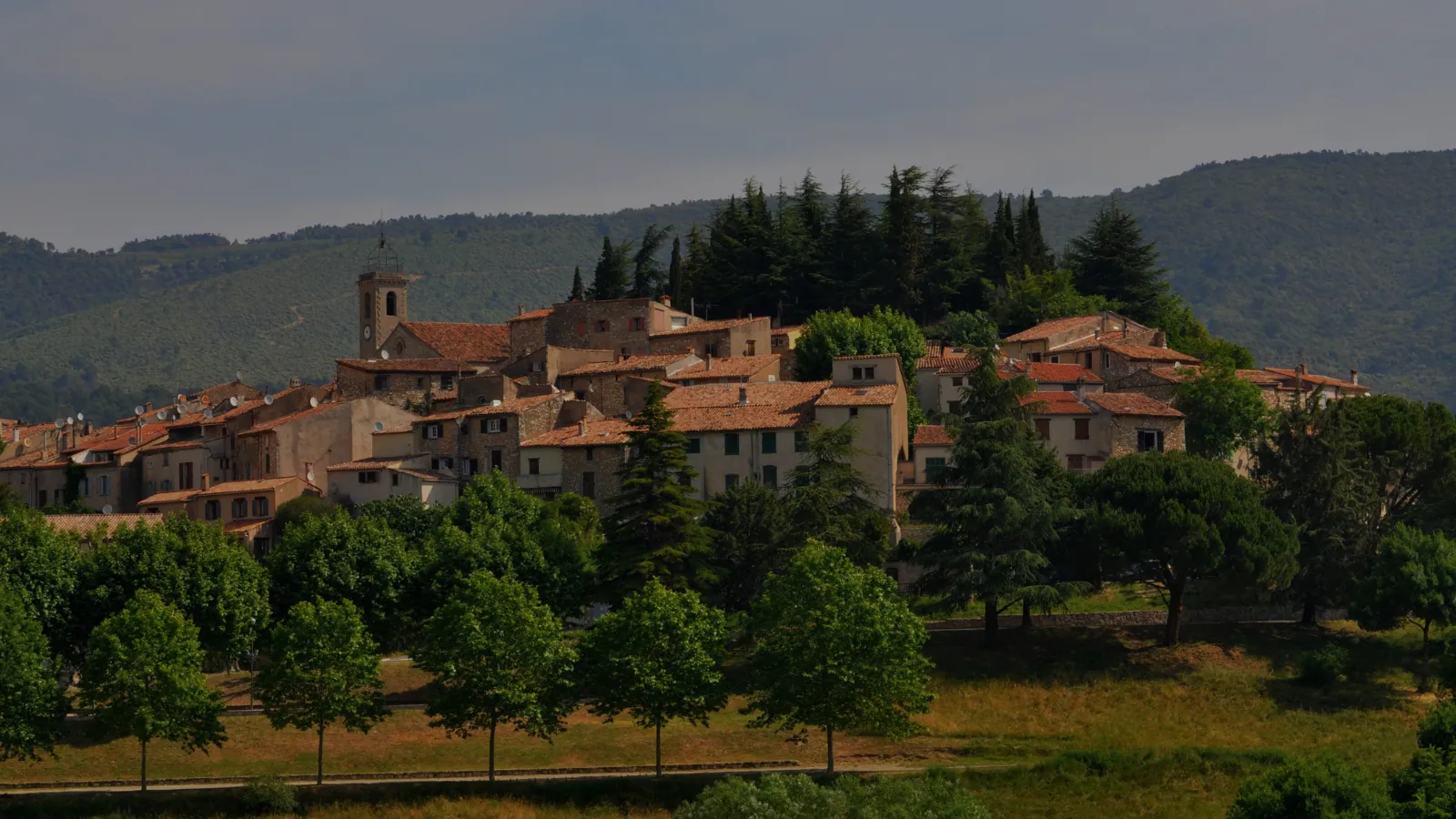 Village de pierre dans une vallée entourée de collines