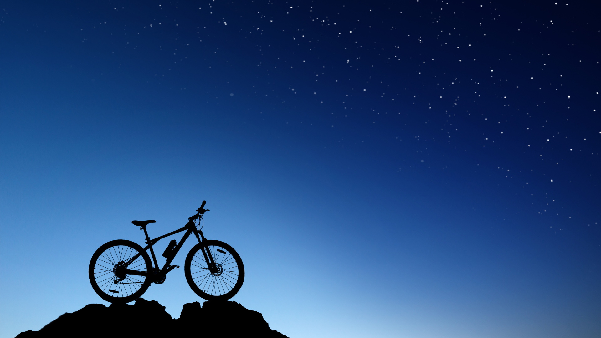 Silhouette de vélo électrique sous un ciel étoilé, symbole des jours courts et des nuits qui tombent tôt en hiver en Provence