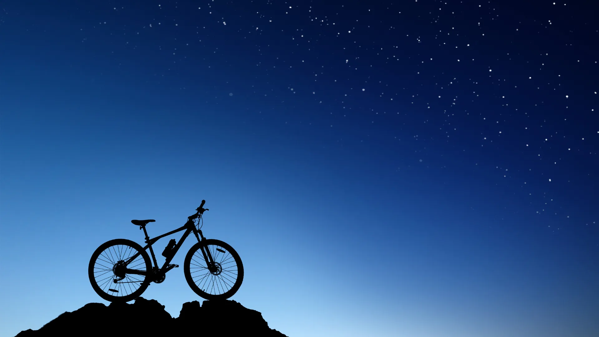 Silhouette de vélo électrique sous un ciel étoilé, symbole des jours courts et des nuits qui tombent tôt en hiver en Provence