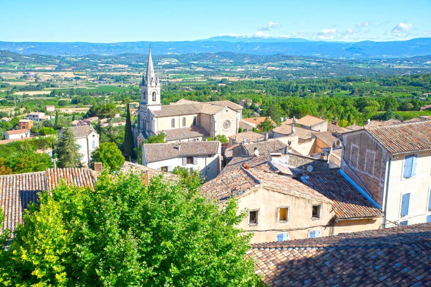 Ciclista atravesando los viñedos de Châteauneuf-du-Pape en bicicleta eléctrica