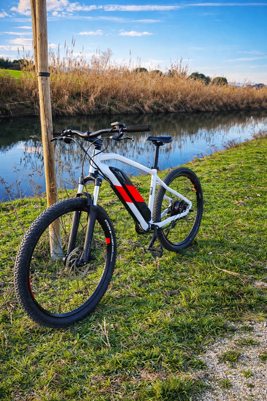 Bicicleta de asistencia eléctrica junto a un canal en la campiña provenzal