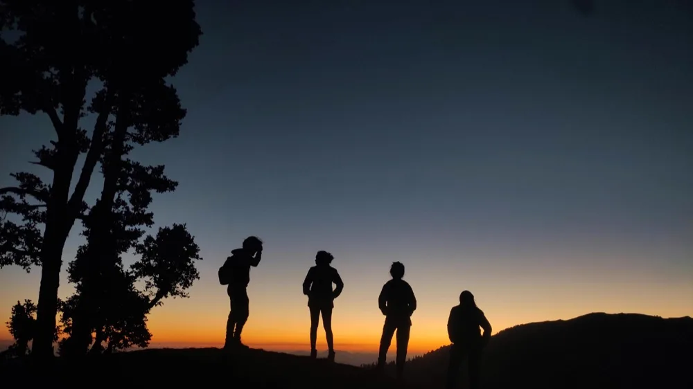 Coucher de soleil observé en groupe à la fin d'une sortie à vélo électrique