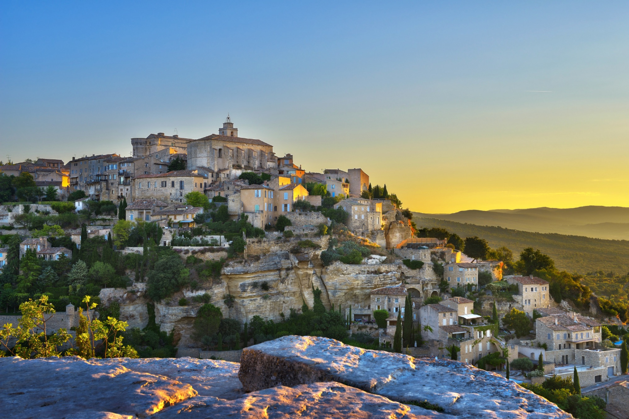 Village perché du Luberon vu depuis les routes environnantes, à parcourir à vélo électrique